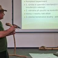 Radomír Tichý představuje postup práce při stavbě studny.