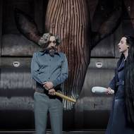 Shakespearova divoká a zároveň melancholická komedie otevírá prostor pro vesele karnevalovou a zároveň krutou hru zdání a skutečnosti, klamu a pravdy, posedlosti a lásky a ukazuje nám, že světlo vždy zvítězí, vlastní temnotě navzdory. Na snímku Ondřej Pavelka (André Chabrus) a Prokop Košař (Sebastian)