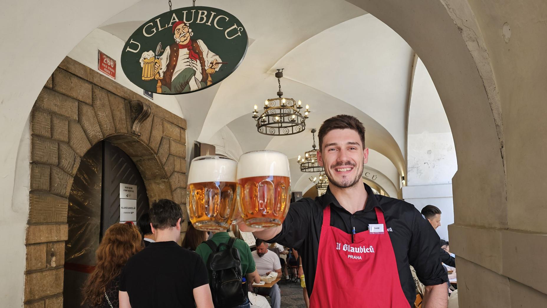 Pivo v centru Prahy: desítka u Karlova mostu za 120 korun, plzeň opodál za 49 
