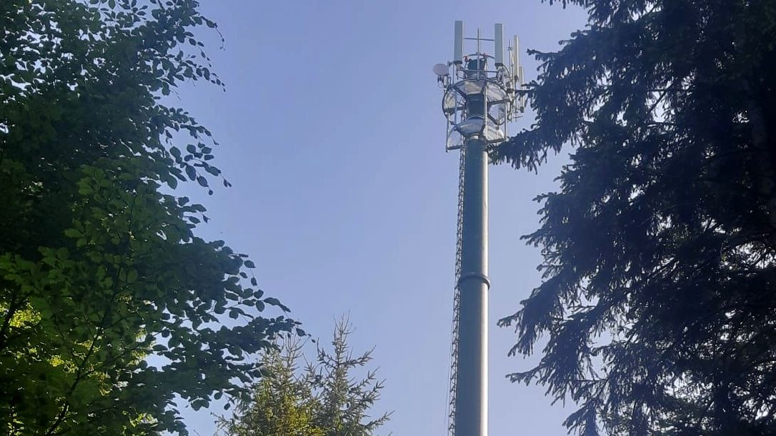 Okolo tvrze Hanička v Orlických horách byl problém s mobilní sítí, vyřešila to stavba vysílače