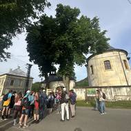 Poutníci před areálem kostela sv. Jana Křtitele v obci Zdislava na Liberecku.