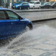 Český hydrometeorologický ústav (ČHMÚ) varuje, že situace se vyvíjí velmi rychle a původní výstrahu rozšířil o téměř celé Čechy a jihozápad Moravy.