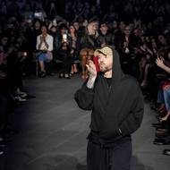 Návrhář Demna na své přehlídce Gucci Cruise 2027 v New Yorku