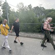 Procesí do Jablonného se účastní i hejtman Martin Půta (v černém)