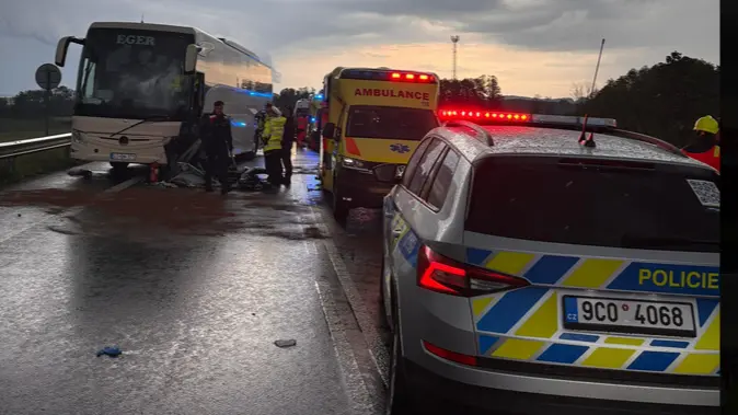 Na Českobudějovicku se srazilo auto s autobusem. Na místě je několik zraněných
