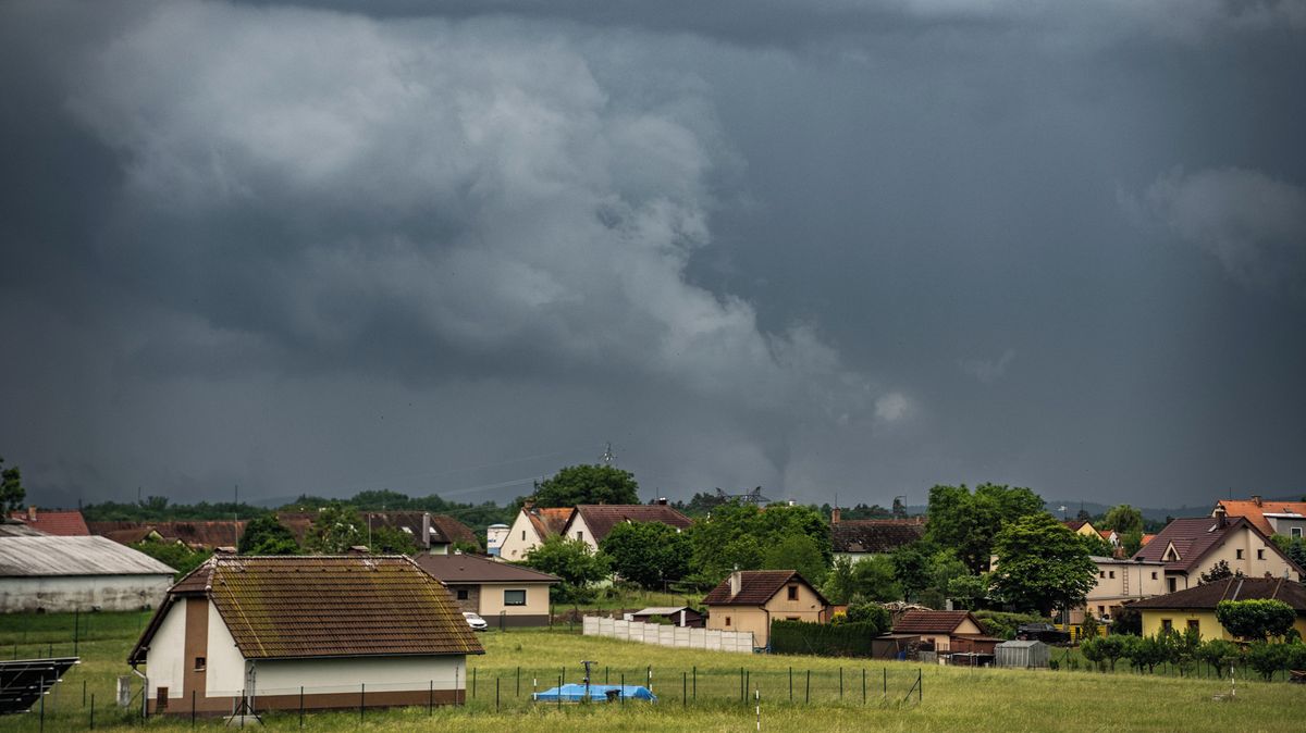 Kolem Netolic se zřejmě prohnalo tornádo. Meteorologové hledají svědky