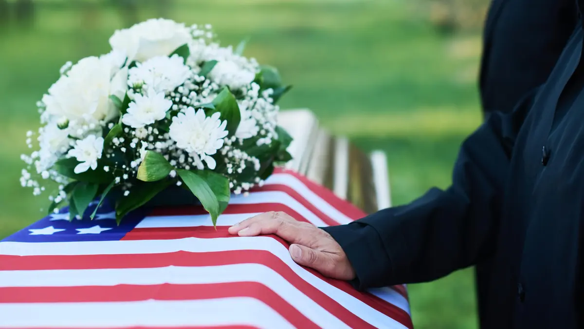 Válečný veterán neměl žádnou rodinu, na jeho pohřeb přišlo 1500 cizích lidí
