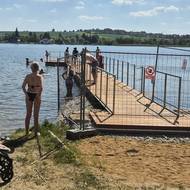 Nová mola na pláži Ostende si lidé ve vedrech užívají, přestože je to zatím zakázané. Na jejich oficiální otevření dojde v pátek 29. května ráno.