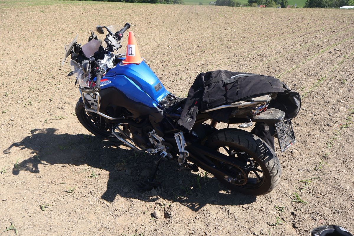 Motorkář se na Jesenicku řítil proti kamionu, na poslední chvíli uhnul na pole a pak putoval do nemocnice  