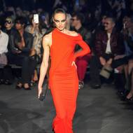 Kolekce působila jako mix luxusní módy, streetwearu, kancelářské estetiky a nočního života města.