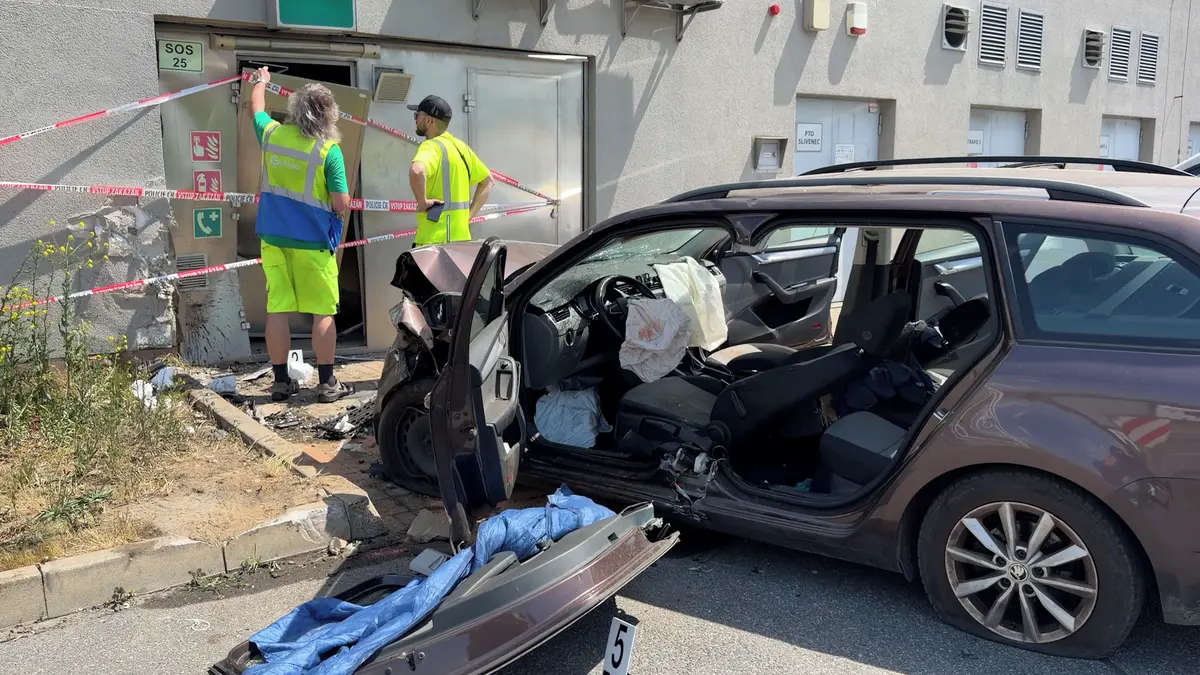 Řidič narazil autem do zdi u tunelu na Pražském okruhu