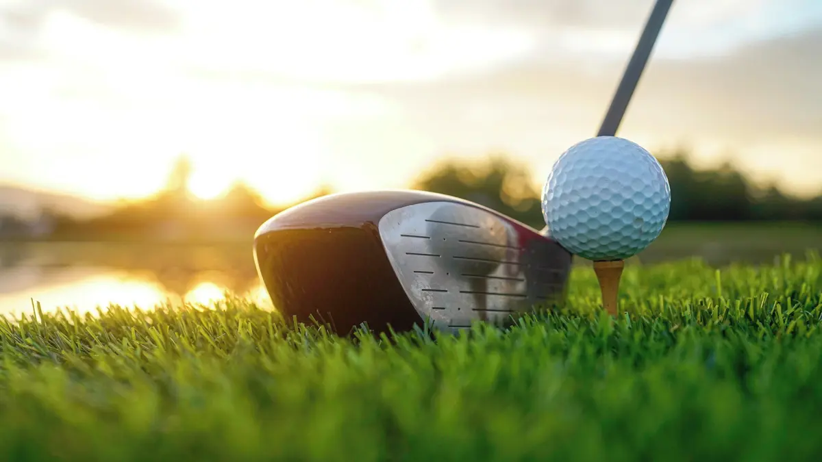 V rybníčku golfového hřiště ve Francii našli přes deset tisíc míčků