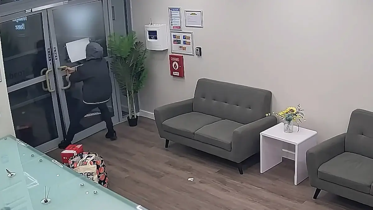 Zloděj marně bojoval s dveřmi na ubytovně, nevšiml si tlačítka