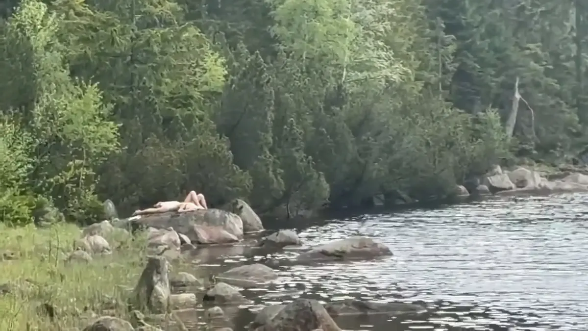 Turisté si pletou šumavská ledovcová jezera s bazénem. Koupání je tu přitom zakázané