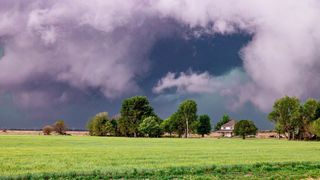 Bouřky, kroupy, přívaly deště a lokální záplavy. Meteorologové varují před rozmary počasí