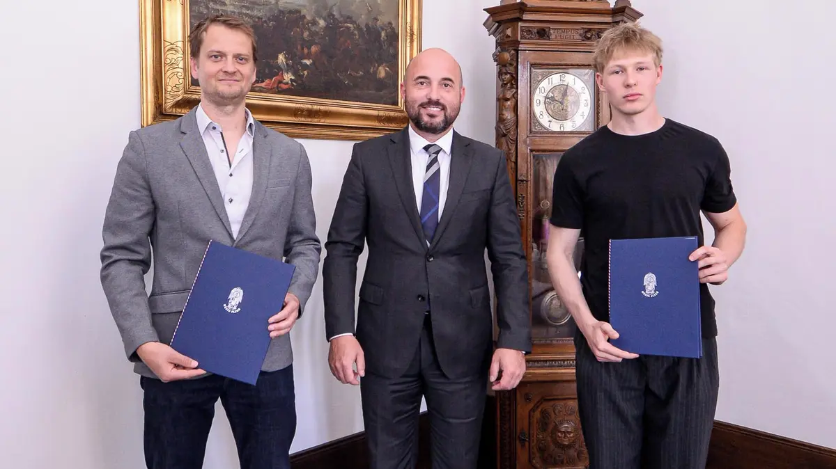 Drama v Plzni. Batole se naklánělo z okna paneláku, zachránci dole roztáhli deku