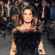 Cindy Crawfordová na přehlídce Gucci