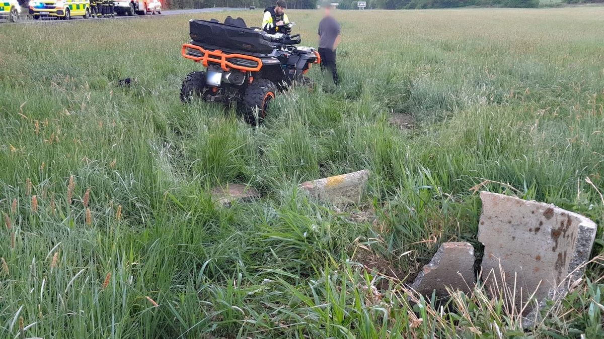 Řidič čtyřkolky na Klatovsku narazil na louce do skruže. Náraz ho katapultoval několik metrů