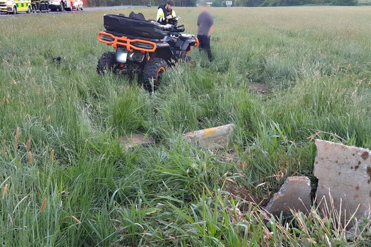 Řidič čtyřkolky na Klatovsku narazil na louce do skruže. Náraz ho katapultoval několik metrů 