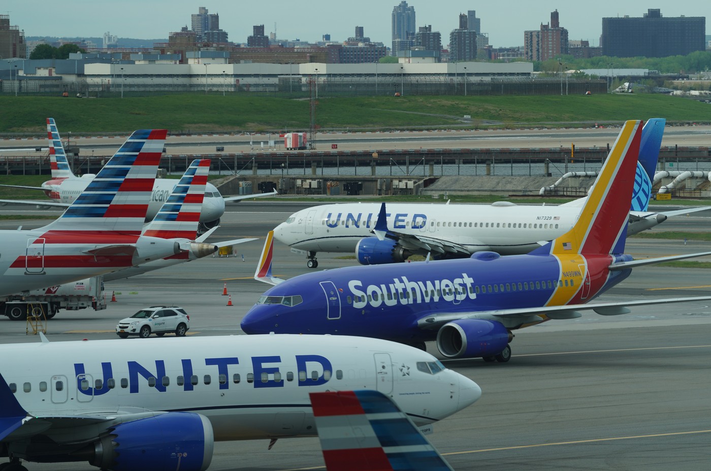 Newyorské letiště uzavřelo ranvej kvůli propadlině 