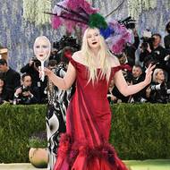 Herečka Gwendoline Christie v dramatické červené róbě
