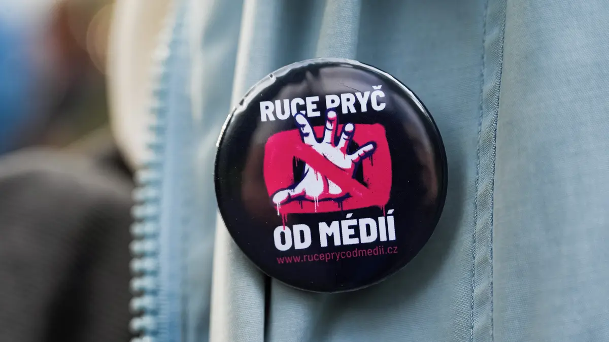 V centru Prahy demonstrují lidé na podporu televize a rozhlasu
