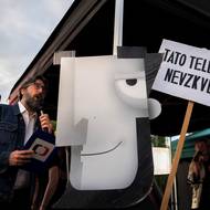 Řečníci na pódiu apelovali na stažení zákona o zrušení poplatků a obviňovali politiky ze snahy ovládnout média veřejné služby.