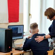 Na potítku si studenti ještě naposledy prochází své prezentace. 