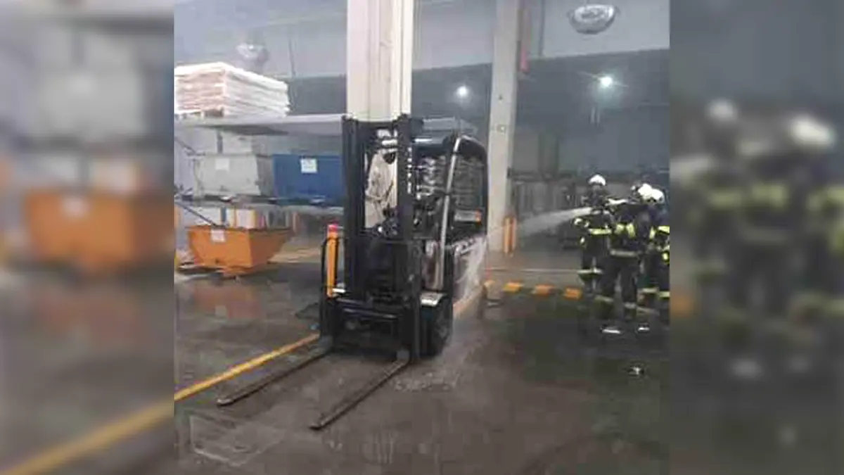 V Jičíně explodoval elektrický vysokozdvižný vozík, 35 lidí se evakuovalo