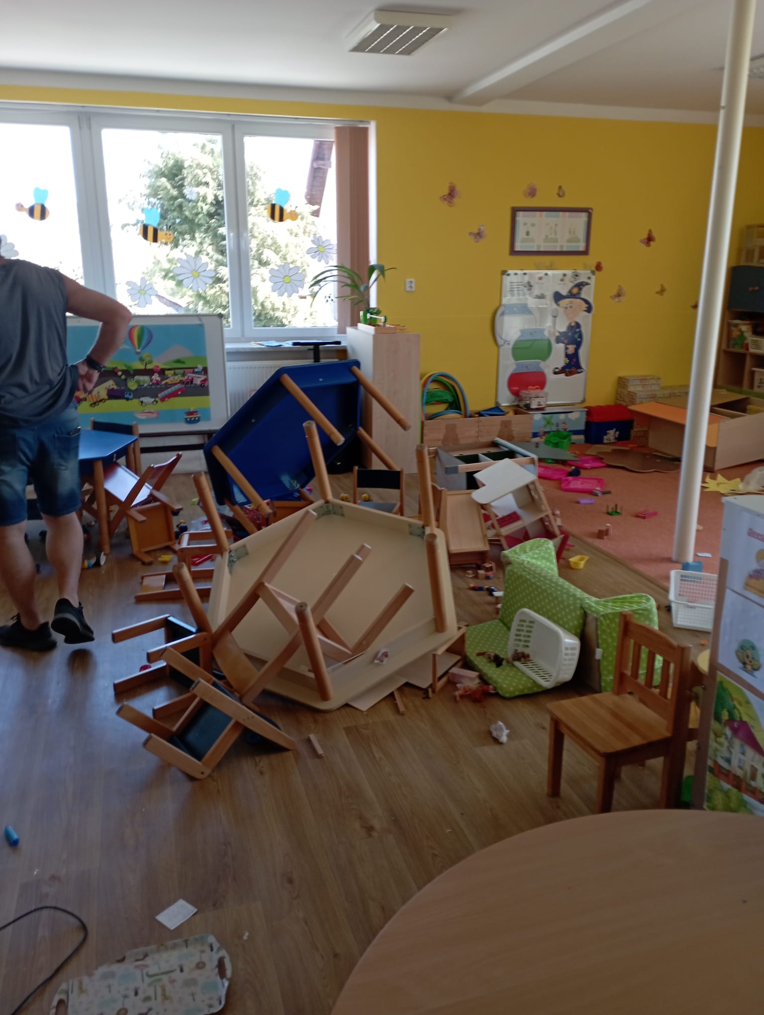 Policisté dopadli náctileté vandaly, kteří zdemolovali školku na Tachovsku