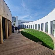 Atrium je jednou z klidových zón objektu hospice.