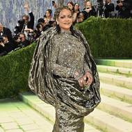 Zpěvačka Rihanna se třpytila od hlavy až k patě.