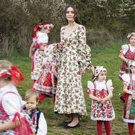 Děti oblékly tradiční chodský kroj, uprostřed je modelka v šatech značky Chodmode. 