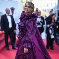 Hvězda ze seriálu Emily in Paris Philippine Leroy-Beaulieuová se po červeném koberci prošla ve vzdušných fialových šatech Saint Laurent od Antonyho Vaccarella.