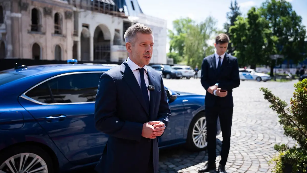 Péter Magyar bude i jako premiér jezdit Škodou Superb