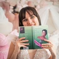 Simona Monyová (hraje ji Tereza Ramba) byla úspěšná spisovatelka, zaměřovala se na novely určené ženským čtenářkám.