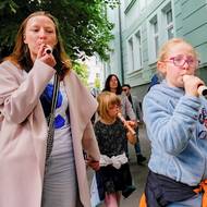 Lidé nejen skandovali, ale také pískali na píšťalky a bubnovali.