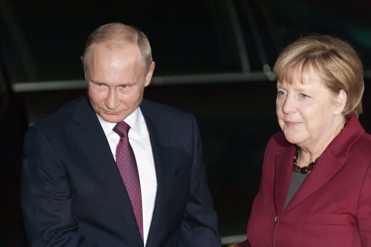 Jednejte s Putinem, vyzvala EU Merkelová