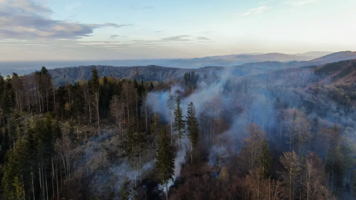 FOTO: V Beskydech shořela část lesa. S hašením pomáhaly čtyřkolky, dron i vrtulník