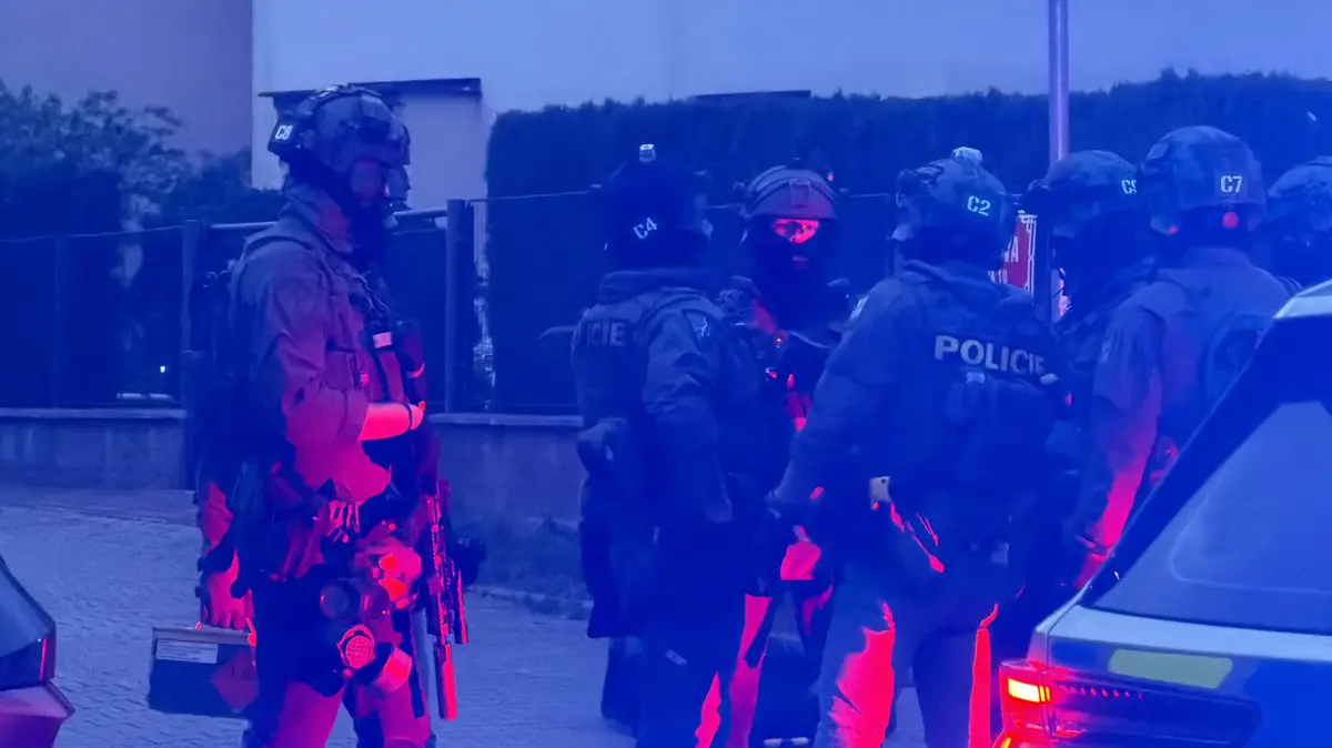 Zabarikádovaný muž v Praze vyhrožuje zbraní a výbušninami