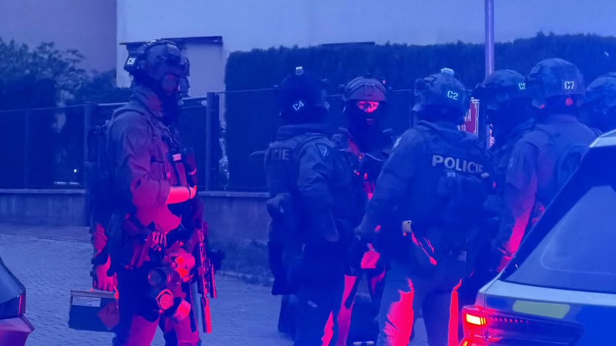 Zabarikádovaný muž v Praze vyhrožuje zbraní a výbušninami