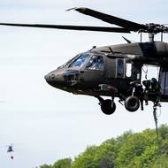 V pondělí se do hašení zapojily i dva vrtulníky Black hawk armády Slovenska. 