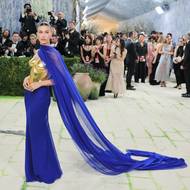 
Modelka Hailey Bieber ve zlato modré kombinaci Saint Laurent.