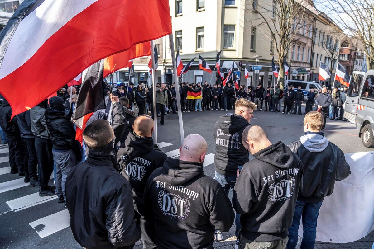 Německá policie podnikla razie proti pravicovým extremistům. Obvinila deset lidí