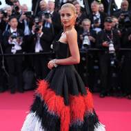 Modelka Caroline Daurová vynesla překrásné šaty s peřím značky Roksanda.