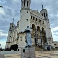 Bazilika Notre-Dame de Fourvière patří k dominantám města.