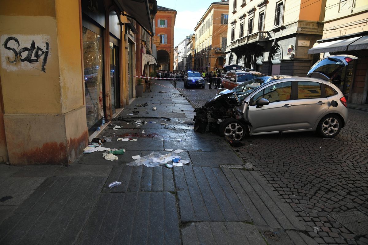 V italské Modeně najel muž s autem do lidí, sedm zraněných