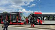 Čelní střet autobusu s tramvají v Praze: 15 zraněných, vyhlášen traumaplán