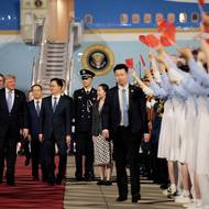 Donald Trump dorazil do Pekingu jako první 13. května a byl nadšeně přivítán davy mladých s vlaječkami. Odborníci na diplomacii se ale pozastavovali nad tím, kdo mu šel naproti k Air Force One. 