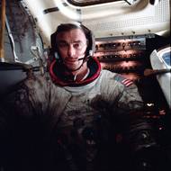 Na Měsíci! Eugene Cernan v lunárním modulu Apolla 17 poté, co se vrátil z jeho povrchu.